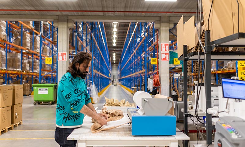 Inpakker bij CASA maakt gebruik van de Geami Wrappak verpakkingsmachine