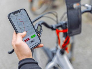 Man volgt route op smartphone voor last mile delivery