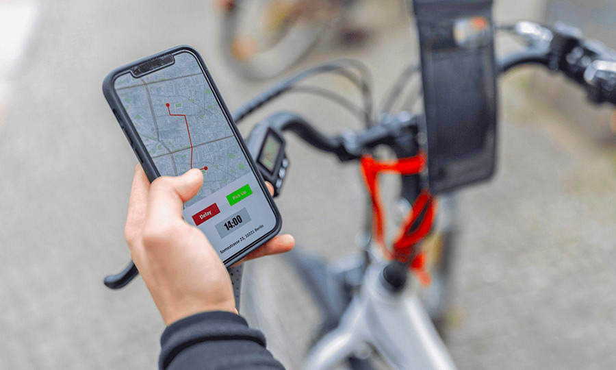 Man volgt route op smartphone voor last mile delivery