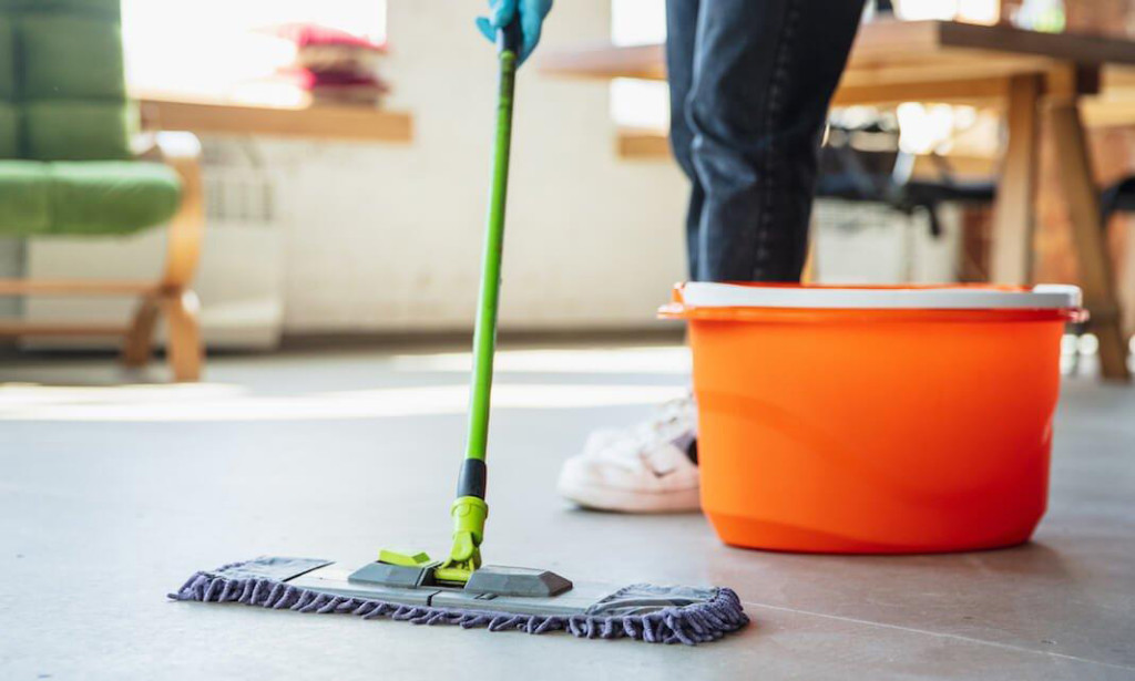 Vloeren reinigen met vloermop